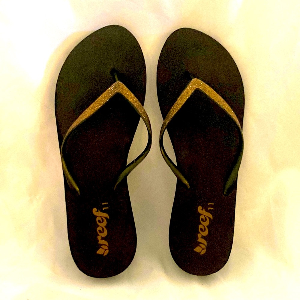 Size 11 wedge REEF flip flops with q glittery bronze upper.